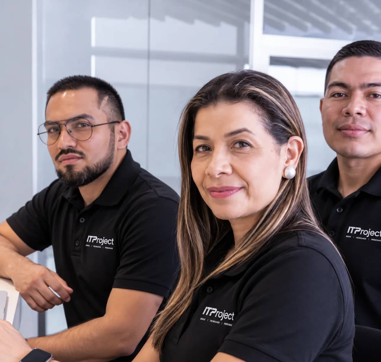 Equipo de ITProject trabajando en la oficina de El Salvador